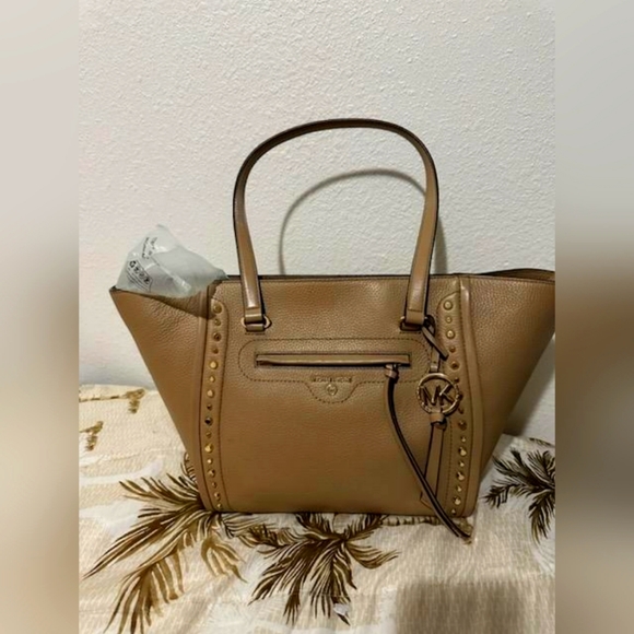 Michael Kors Handbags - Michael Kors Carine Medium Tote 👜